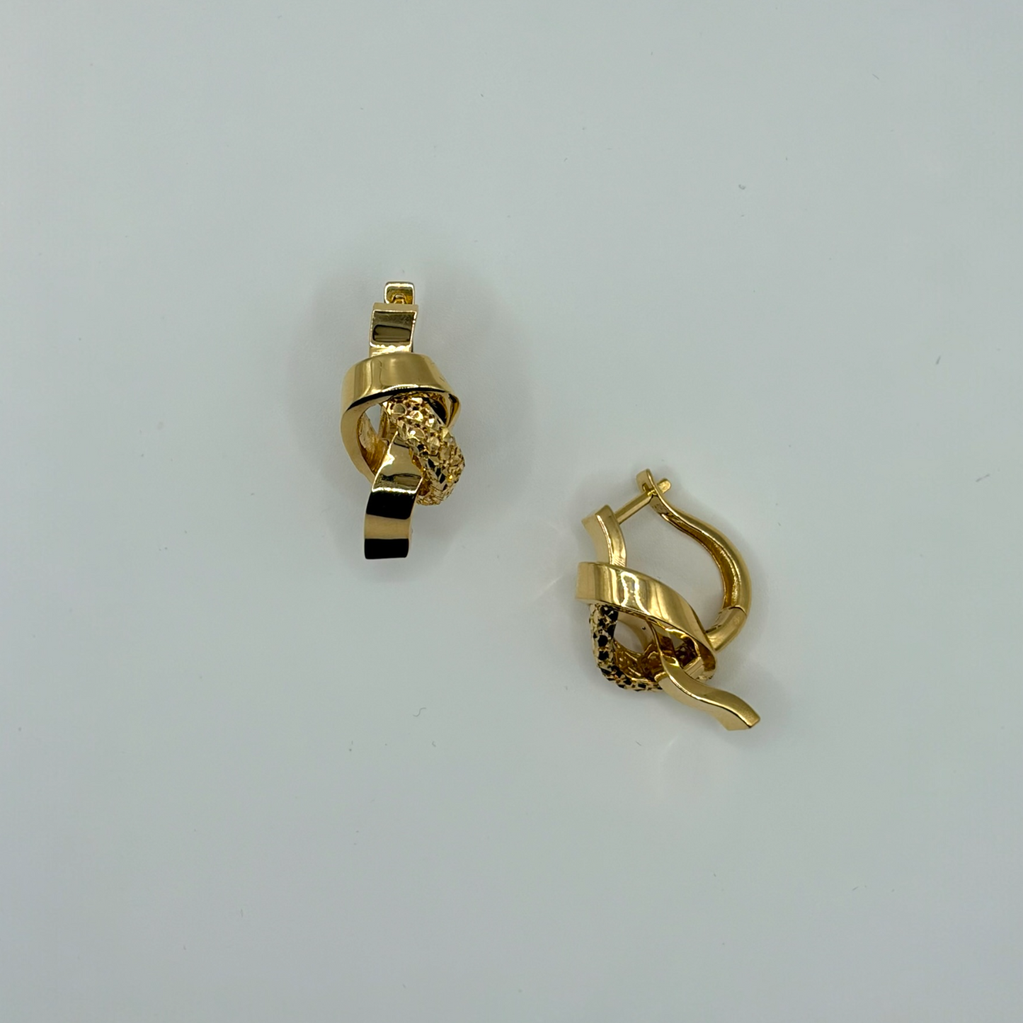 Twist Crossover Earring 18k